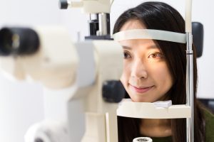 Augenarzt untersucht Auge des Patienten