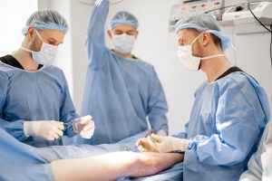 Ärzte bei der Kreuzbandriss OP