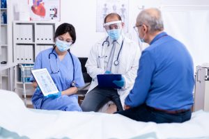 Arzt erklärt Patient Oestoporse