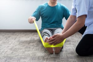 Patient führt Übung aus bei Physiotherapie