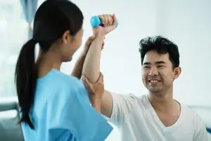 Patient besucht Physiotherapie