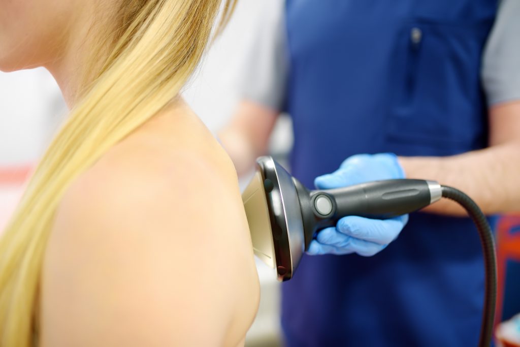 Patient führt Stosswellentherapie durch
