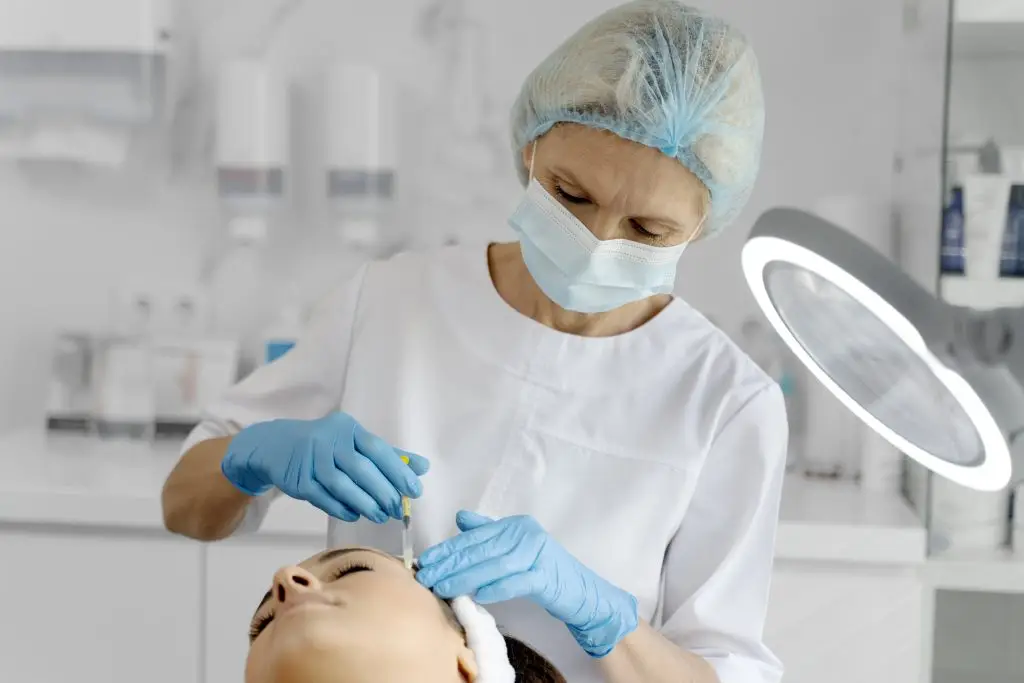 Arzt injiziert Eigenblut in Patientin