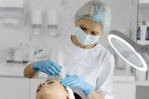 Arzt injiziert Eigenblut in Patientin