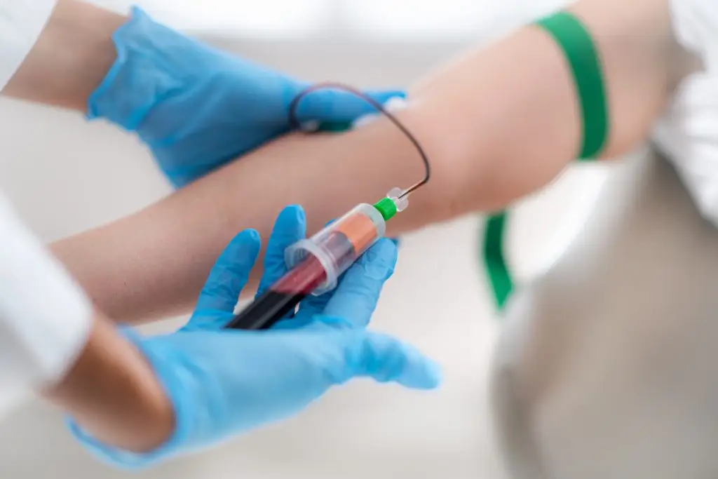 Arzt nimmt Patient Blut ab