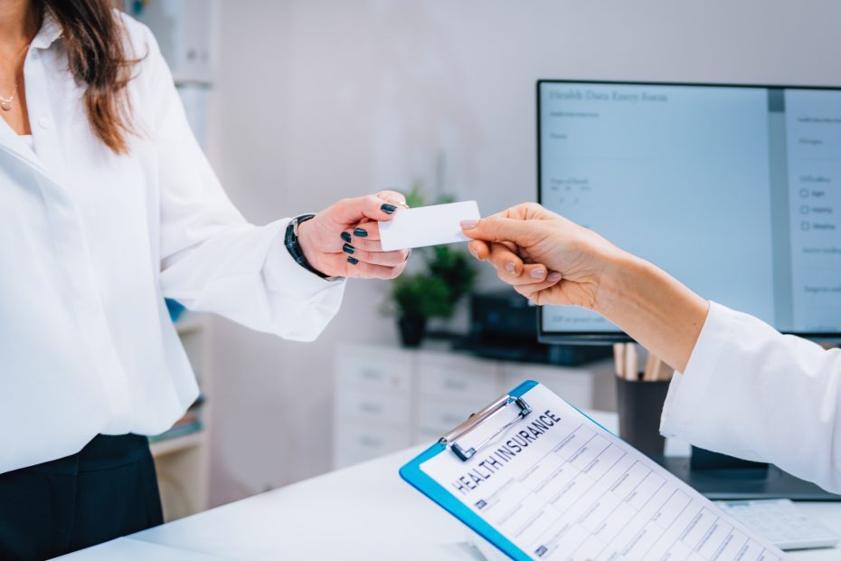 patient füllt Versicherungsinformationen aus